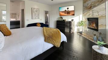 3 bedrooms, desk, iron/ironing board, travel cot