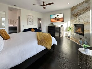 3 soverom, skrivebord, strykejern/-brett og reiseseng for barn