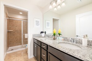 Bathtub, jetted tub, hair dryer, towels - Disney Getaway w/ Private Pool, Hot Tub & Game Room (Kissimmee)