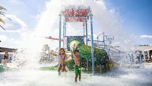 Uma área de recreação com água, incluindo um grande jato e um brinquedo.