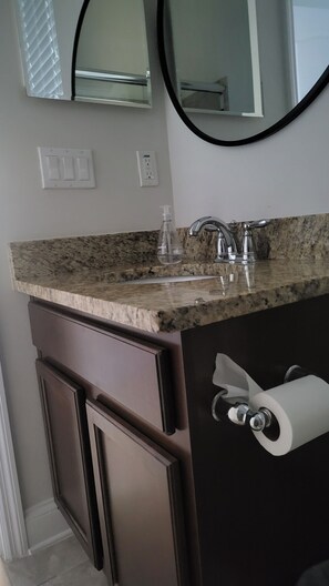 Dusche, Handtücher, Seife, Toilettenpapier