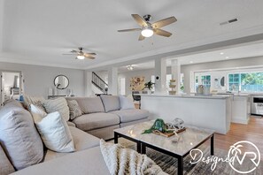 Smart TV, fireplace, Netflix, Hulu