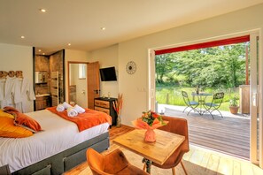 1 bedroom, soundproofing, free WiFi, bed sheets - Gîte L'Escapade for 2 with private spa (Saint-Fargeau)