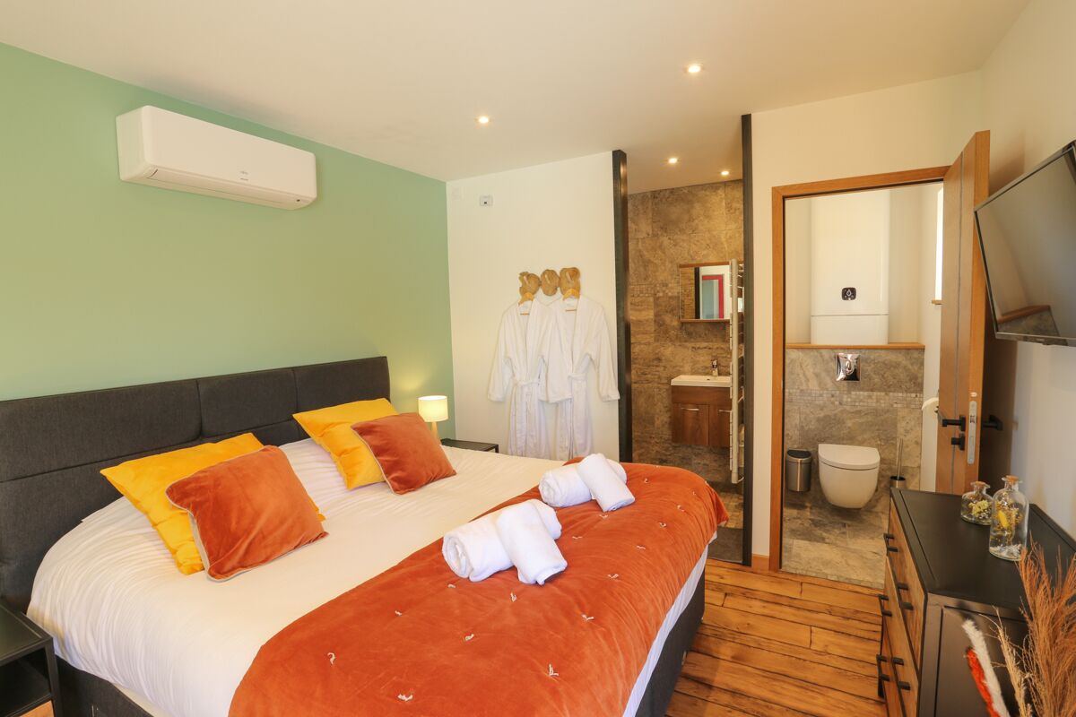 Een hotelkamer met een bed, een badkamer en een televisie.