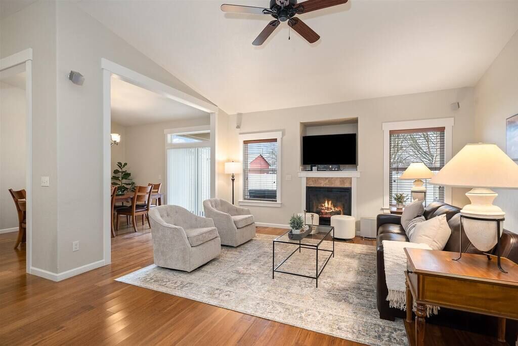 Dream Rental /Stocked Kitchen/ Gas Fireplace /BBQ