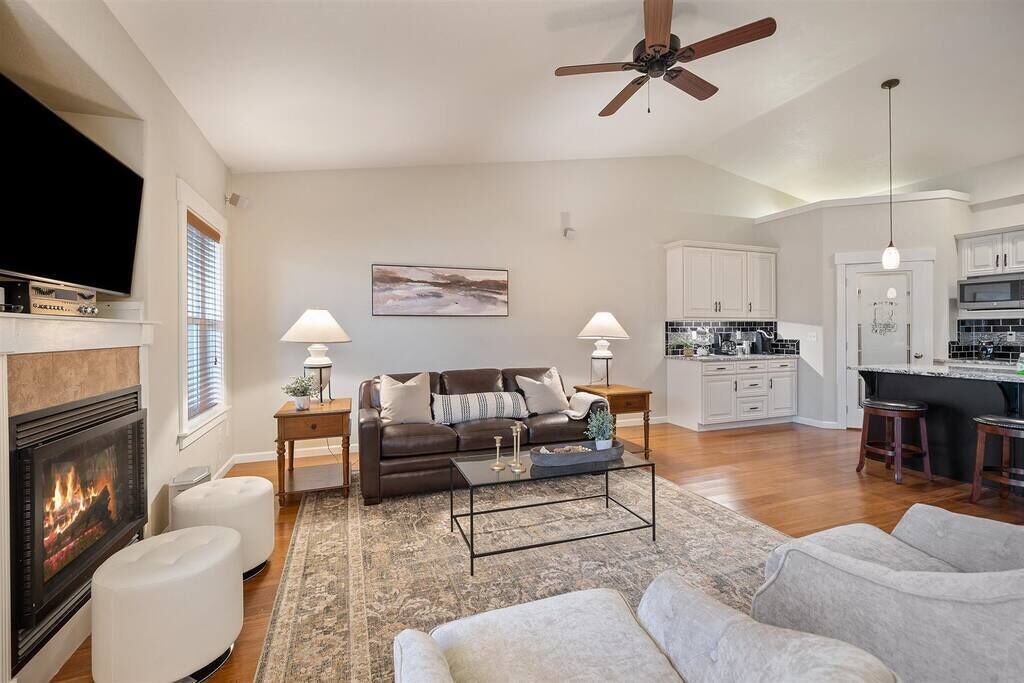 Dream Rental /Stocked Kitchen/ Gas Fireplace /BBQ