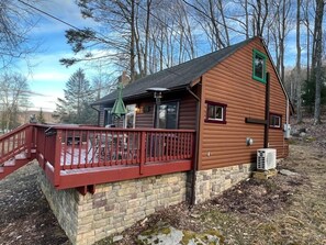 Exterior - Cubs Den - Hot Tub- Walk to Lake-Fire Pit -Kayaks (Oakland)