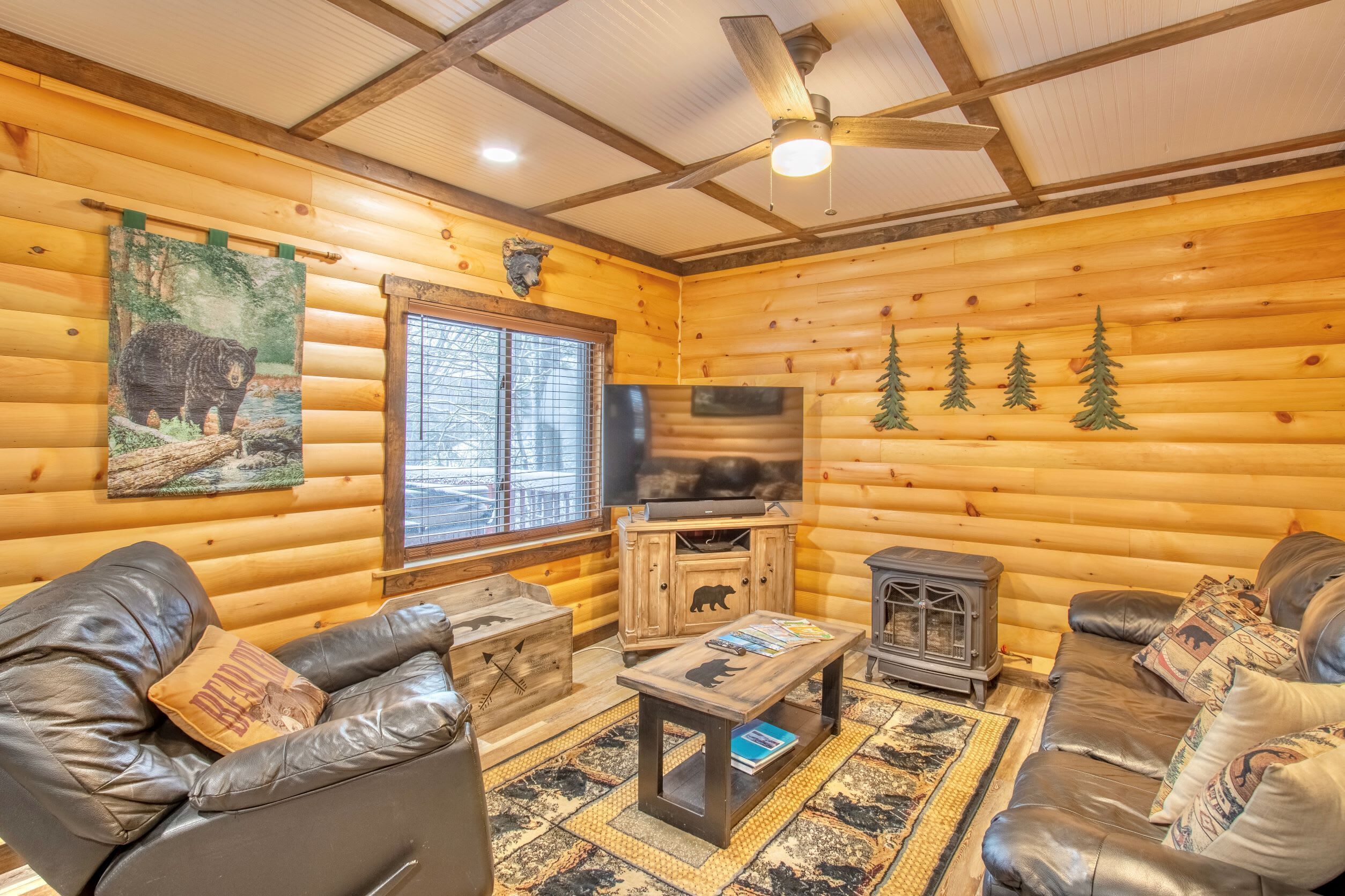 Cubs Den - Hot Tub- Walk to Lake-Fire Pit -Kayaks