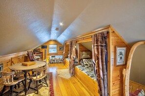 3 bedrooms, iron/ironing board, WiFi, bed sheets - Cubs Den - Hot Tub- Walk to Lake-Fire Pit -Kayaks (Oakland)