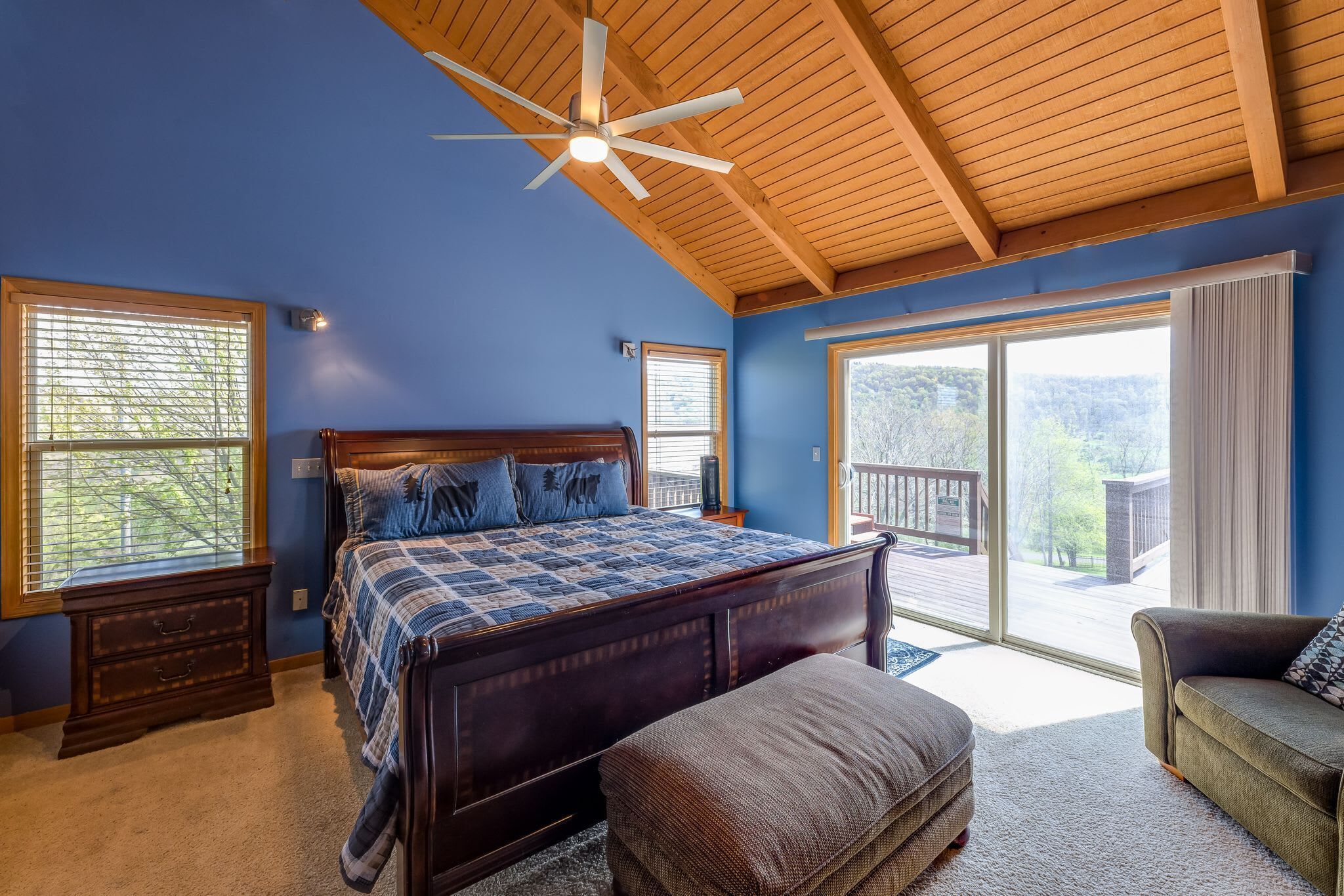 4 bedrooms, iron/ironing board, WiFi, bed sheets