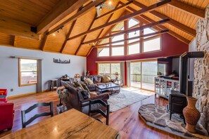 Televisión, chimenea y oficina