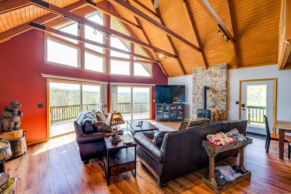 Televisión, chimenea y oficina