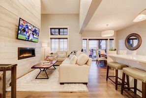 TV, caminetto, studio