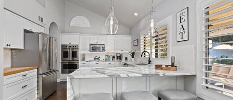 Full-sized fridge, microwave, oven, stovetop