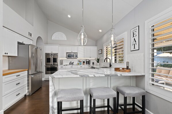 Full-size fridge, microwave, oven, stovetop - Casa Le Marche - Peaceful Resort Style Estate with Heated Pool (Scottsdale)