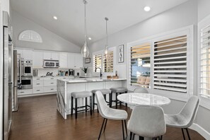 Full-size fridge, microwave, oven, stovetop - Casa Le Marche - Peaceful Resort Style Estate with Heated Pool (Scottsdale)