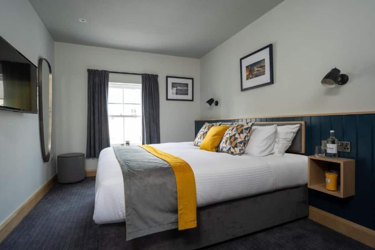 Classic Double Room | Iron/ironing board, WiFi (free), bed sheets