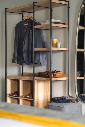 Tabla de planchar con plancha, wifi gratis y ropa de cama