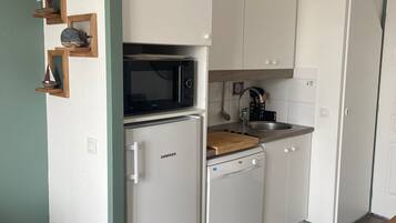 Coffee/tea maker, fridge, microwave, stovetop