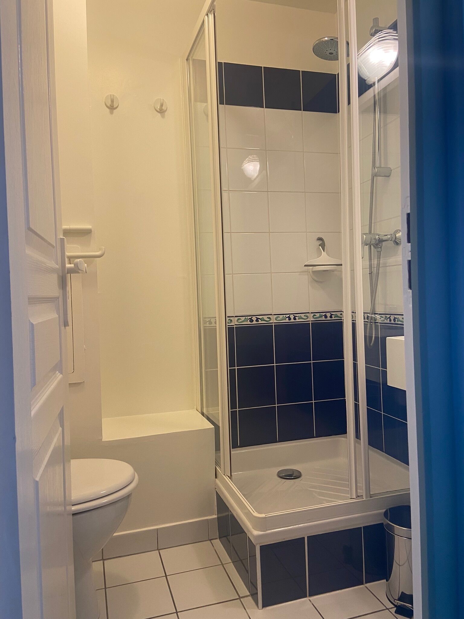 A bathroom with a toilet, a shower enclosure, and a bathtub.