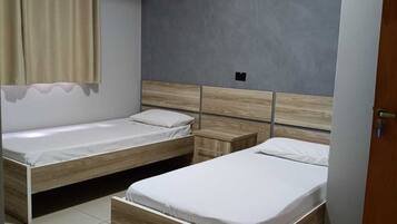 Habitación individual | Minibar, escritorio, espacio para trabajar con un portátil y wifi gratis