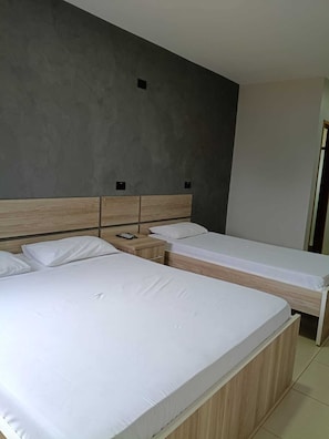 Minibar, escritorio, espacio para trabajar con laptop y wifi gratis 