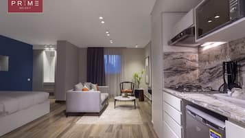 Studio Deluks | Makan di kamar