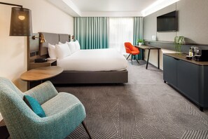 Suite, 1 kingsize-seng med sovesofa | Allergitestet sengetøy, safe på rommet og skrivebord