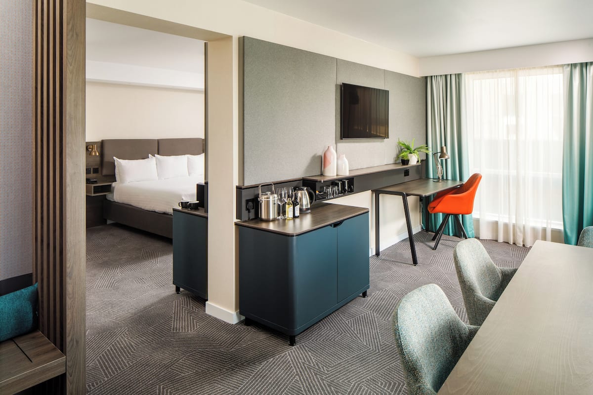 Suite, 1 kingsize bed met slaapbank | Woonruimte | Flatscreentelevisie