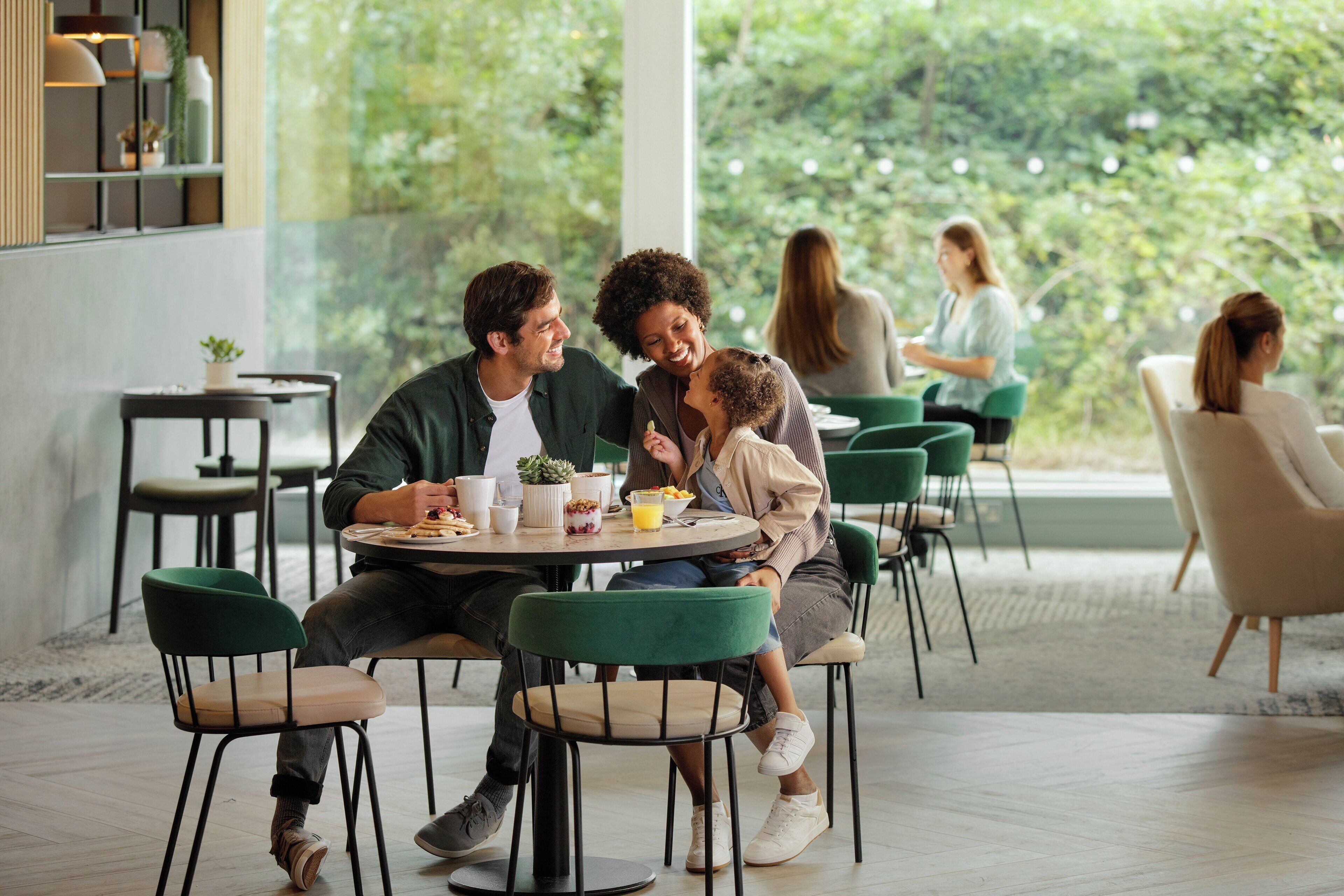 2 間餐廳，供應早餐、午餐和晚餐，地中海料理
