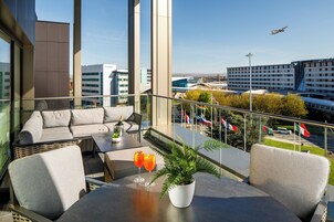 Suite, 1 King Bed with Sofa bed | Hypo-allergenic bedding, in-room safe, desk, laptop workspace