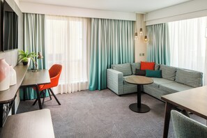 Suite, 1 kingsize-seng med sovesofa | Allergitestet sengetøy, safe på rommet og skrivebord