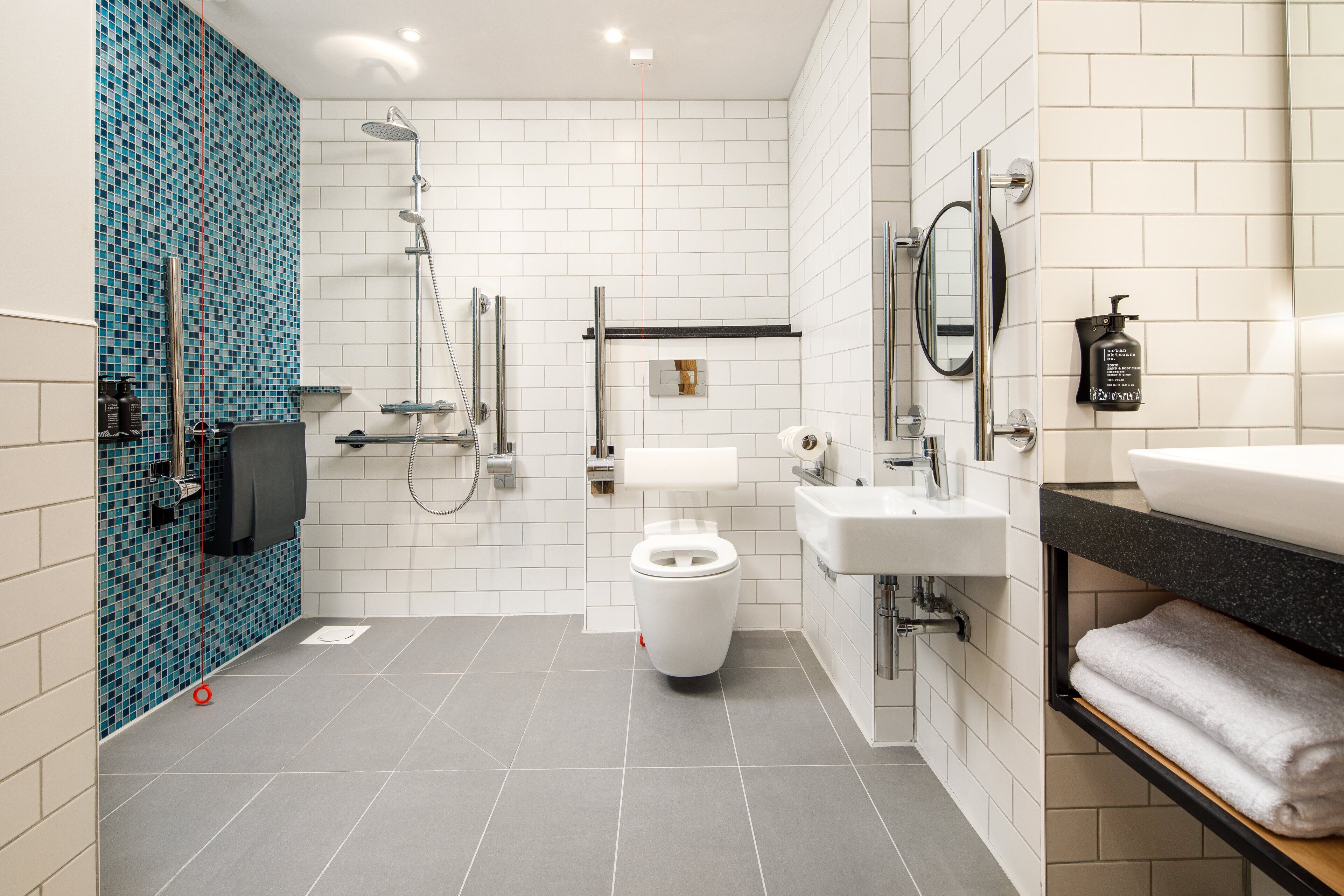 room, 1 queen bed, accessible | bathroom | hair dryer, towels, soap, shampoo