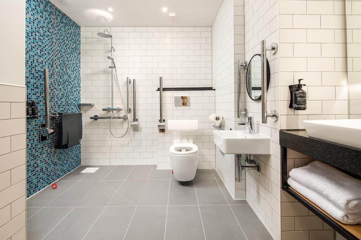 room, 1 queen bed, accessible | bathroom | hair dryer, towels, soap, shampoo