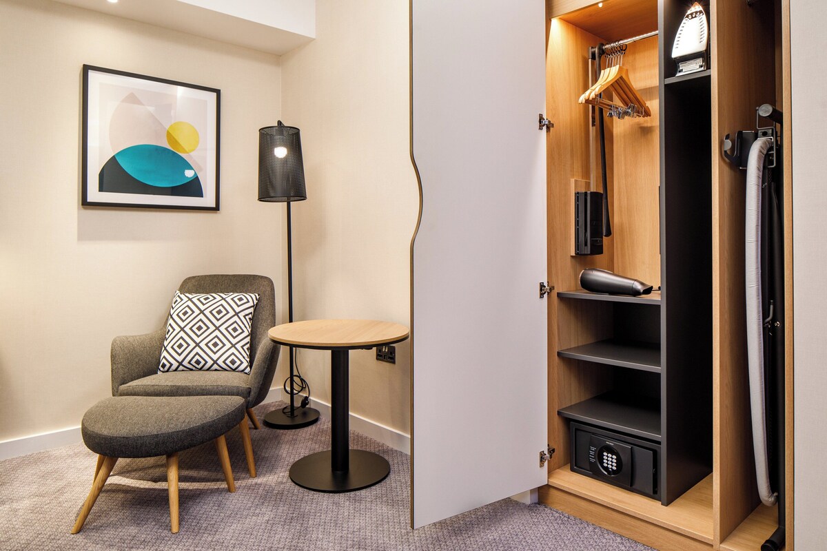 Hypo-allergenic bedding available, in-room safe, desk, laptop workspace