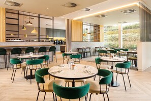 2 restaurants servant le déjeuner, le dîner, le souper et le brunch