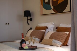 4 soverom, skrivebord, strykejern/-brett og reiseseng for barn