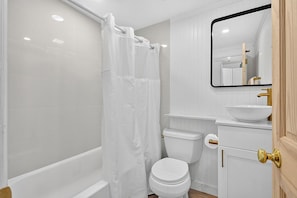 A bathroom with a bathtub, toilet, and sink. - Offer/PoolStepsToBeach/Dine/Zen Studio (Palm Beach)