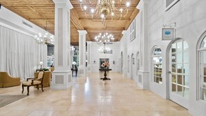 A spacious hallway with a chandelier, wooden ceiling, and white walls. - Offer/PoolStepsToBeach/Dine/Zen Studio (Palm Beach)
