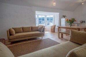 Smart TV, fireplace - Brook Cottage Green - 2 Bedroom Cottage - Dale (Haverfordwest)
