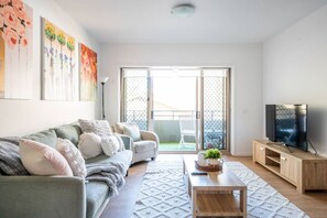 Smart TV, Netflix, streaming services - Botanica - Beautiful City Fringe Home Base (North Melbourne)