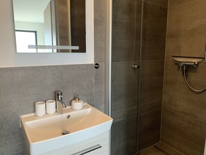 Bañera, secador de pelo y toallas