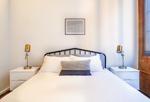 2 habitaciones, escritorio, tabla de planchar con plancha y wifi gratis 