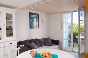 50-cm flat-screen TV with cable channels, TV