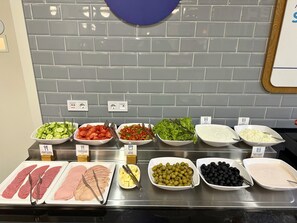Daily buffet breakfast for a fee - Holiday Inn Express Tbilisi Avlabari by IHG (Tbilisi)