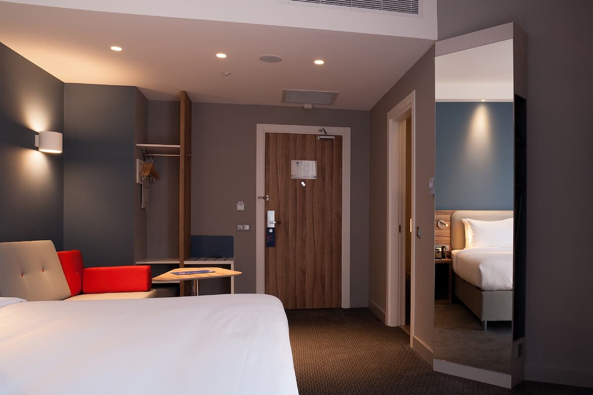 Standaard kamer, 1 kingsize bed met slaapbank | Een bureau, een laptopwerkplek, geluiddichte muren