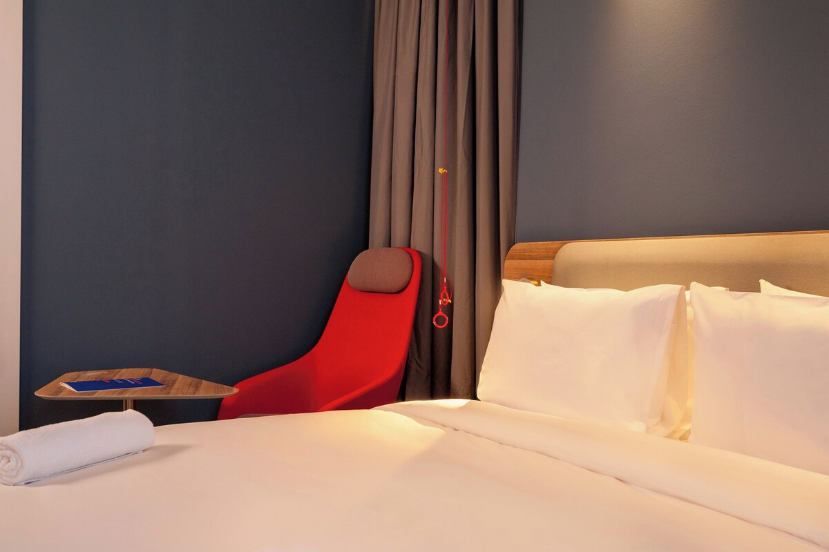 Standard Room, 1 Katil Ratu (Queen), Accessible | Meja, ruang kerja komputer riba, kalis bunyi, seterika/papan seterika 
