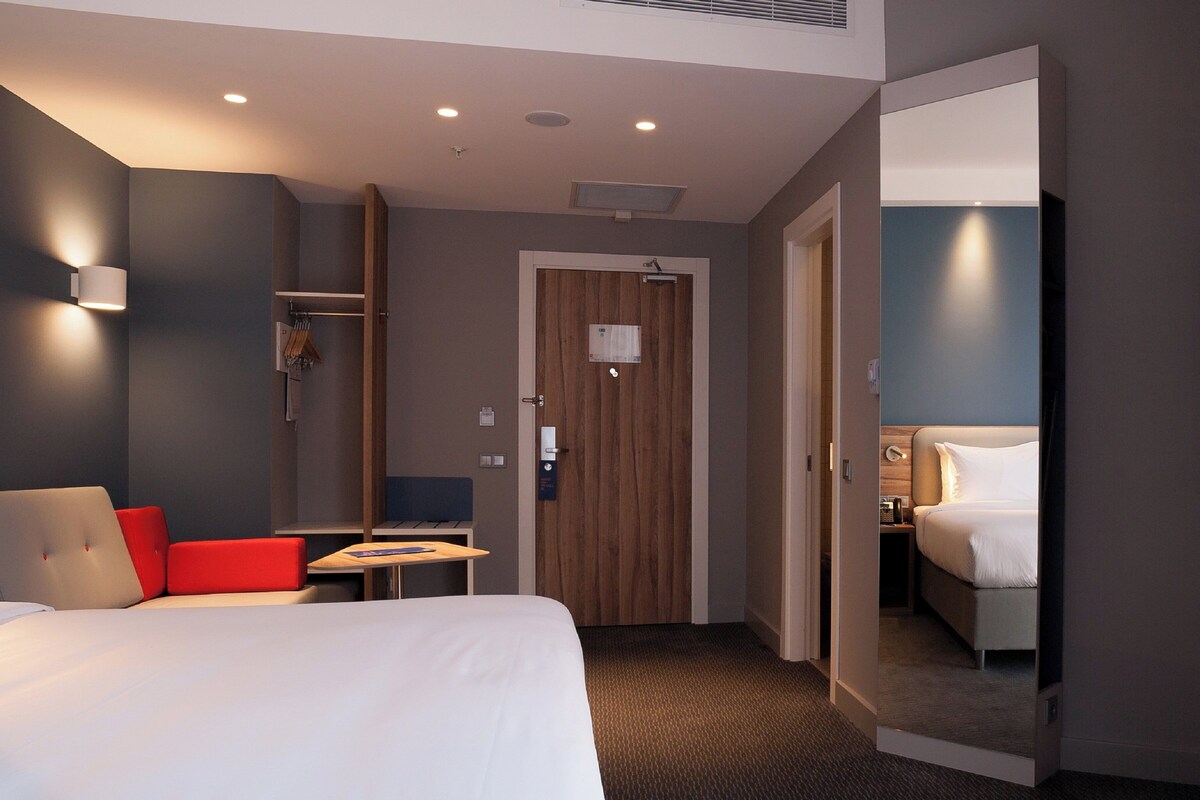 Standard Room, 1 Katil Raja (King) dengan Katil Sofa | Meja, ruang kerja komputer riba, kalis bunyi, seterika/papan seterika 