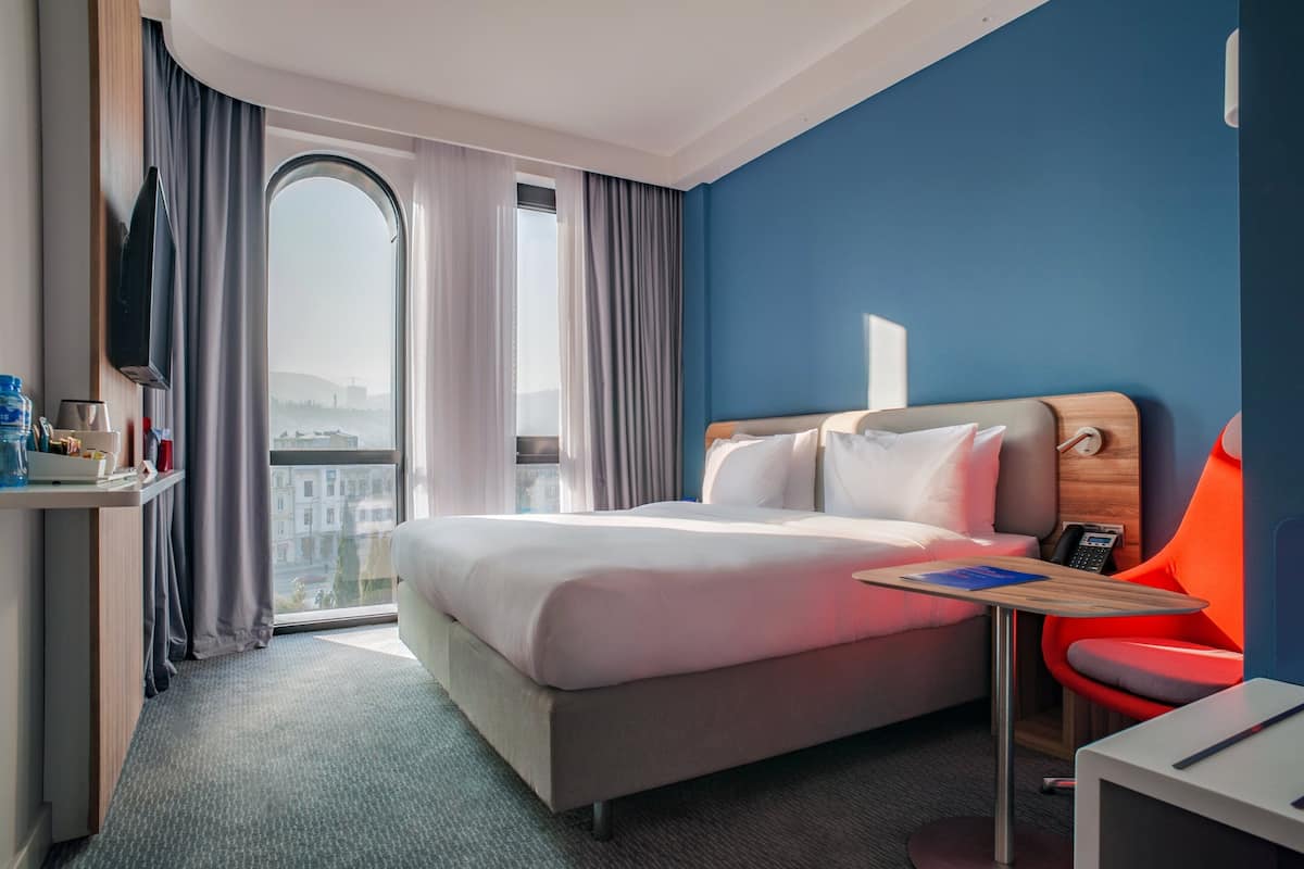 Standaard kamer, 1 kingsize bed, uitzicht op stad | Een bureau, een laptopwerkplek, geluiddichte muren