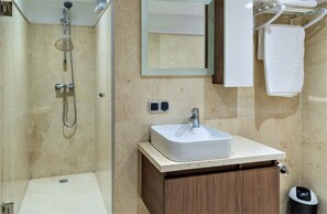 Douche, serviettes fournies, savon, papier toilette